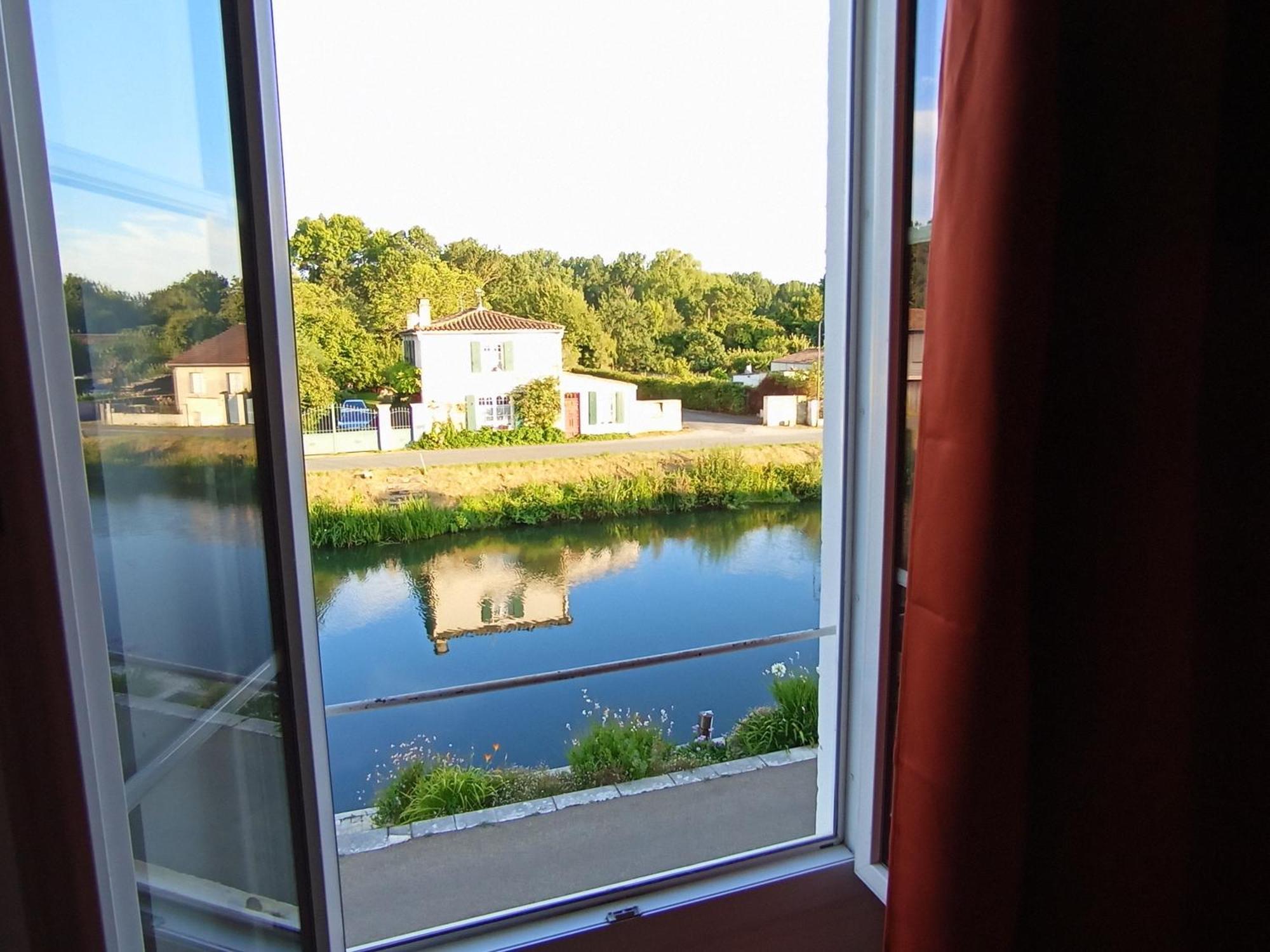 Au Bord De L'Eau Coulon Apartment ภายนอก รูปภาพ
